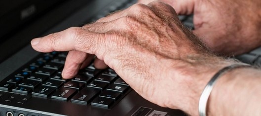 Studio. Anziani più bravi dei giovani a difendere privacy e reputazione online