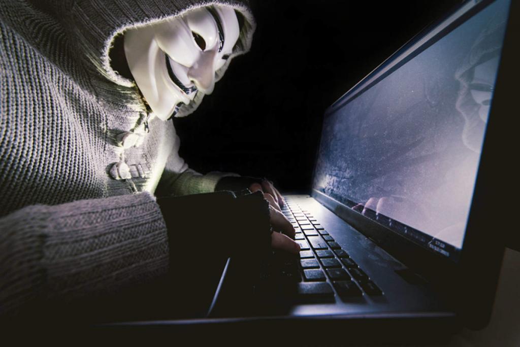 Hacker at work on his computer Windows 10, falla zero day colpisce l’Utilità di pianificazione