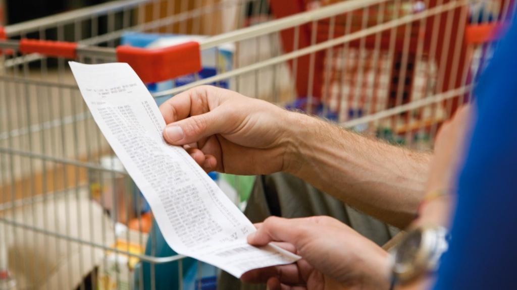 Shopper reviewing receipt, cropped Obbligatorio dal primo luglio arriva lo scontrino elettronico: come funziona e cosa cambia