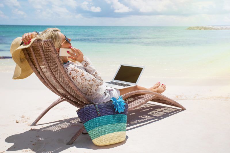 Se usate l’email di lavoro sullo smartphone il vostro capo potrebbe spiarvi anche in vacanza